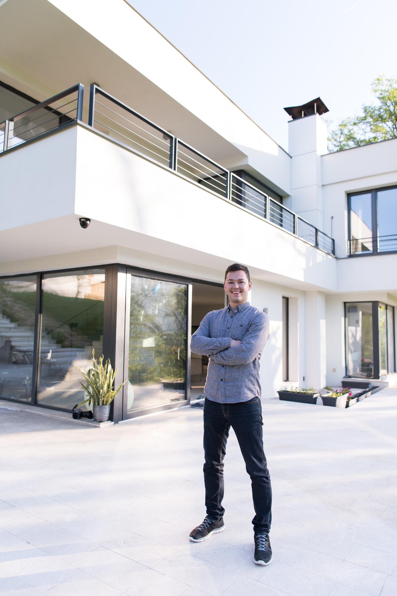 Agent imobiliar prezentând o casă modernă din oraș